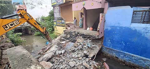 திருநெல்வேலி நகரத்தில் புதன்கிழமை இடிக்கப்பட்ட கால்வாய் ஆக்கிரமிப்பு பாலங்கள்.