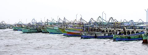 ராமேசுவரம் கடலில் நிறுத்தி வைக்கப்பட்ட விசைப் படகுகள்.