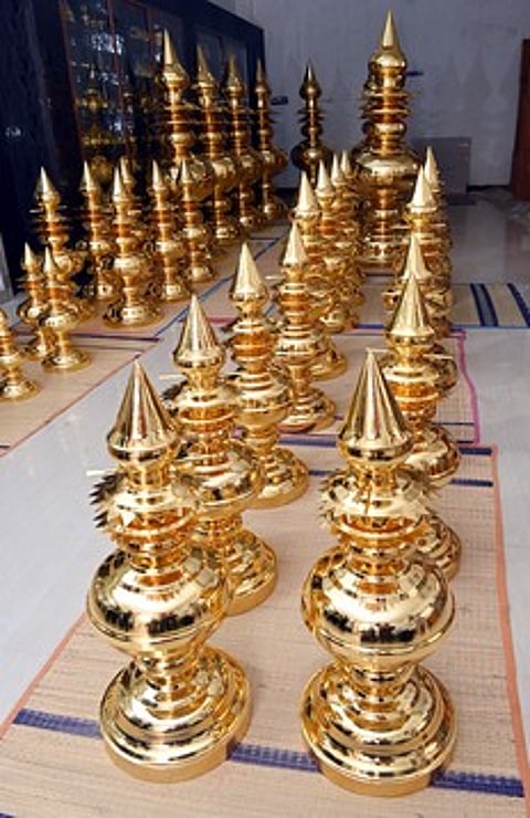 கும்பகோணம் ஆதிகும்பேசுவரா் கோயில் கும்பாபிஷேகத்துக்கு தயாராக உள்ள தங்கக் கலசங்கள்.