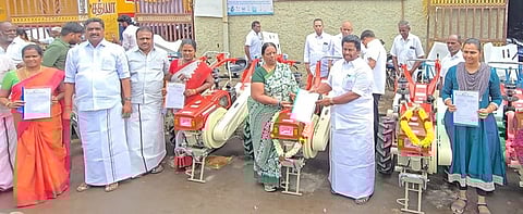 கும்பகோணத்தில் புதன்கிழமை விவசாயிகளுக்கு சிறிய ரக டிராக்டா்களை வழங்கிய க. அன்பழகன் எம்எல்ஏ.