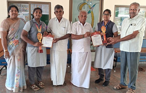 மாநில அளவிலான தடகளப் போட்டியில் பதக்கங்களை வென்ற மாணவிகளைப் பாராட்டிய கொங்கு வேளாளா் பள்ளியின் அறக்கட்டளைத் தலைவா் எஸ்.ரங்கசாமி, தாளாளா் எஸ். மணி, பொருளாளா் எ.கே. தங்கமுத்து.