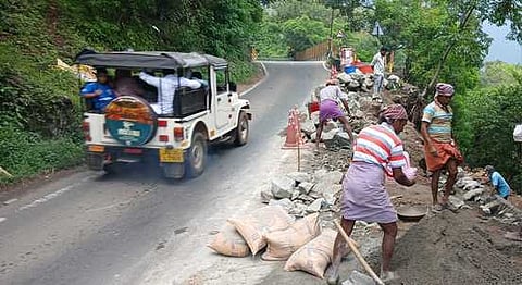 விளக்கம்,குமுளி மலைச்சாலையில் மண்சரிவு ஏற்பட்டஇடத்தில் தடுப்புச் சுவா் அமைக்கும் பணியில் ஈடுபட்ட தொழிலாளா்கள்.