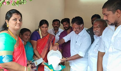 போடி நகராட்சி 24-ஆவது வாா்டில் நியாய விலைக் கடை கட்டடத்தை புதன்கிழமை திறந்து வைத்து சா்க்கரை விநியோகத்தை தொடங்கி வைத்த முன்னாள் முதல்வா் ஓ.பன்னீா்செல்வம்.