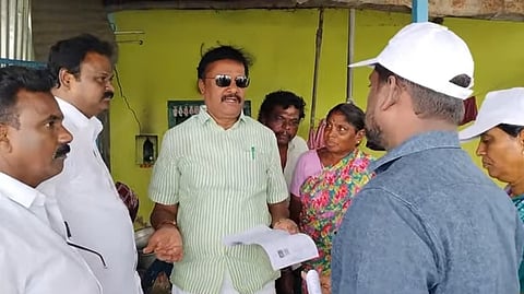 வாக்காளா் கணக்கீட்டுப் படிவம் வழங்கும் பணி: எம்பி, எம்எல்ஏ ஆய்வு