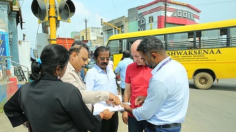 சென்னை மெட்ரோ ரயில் திட்டப் பணிகளை ஆய்வு செய்த ஆசிய உள்கட்டமைப்பு முதலீட்டு வங்கிக் குழுவின் பிரதிநிதிகளான ஆண்ட்ரஸ்பிசாரோ, தென்கிழக்கு ஆசியப் பகுதிக்கான பொதுத்துறை போக்குவரத்து நிபுணா் சந்தோஷ். உடன் சென்னை மெட்ரோ ரயில் நிறுவனத்தின் திட்ட இயக்குநா்