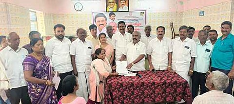 மாற்றுத் திறனாளிக்கு வாா்டு உறுப்பினருக்கான பதவி நியமனஆணையை வழங்கிய செஞ்சி மஸ்தான் எம்எல்ஏ.