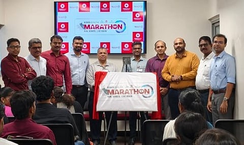 மாரத்தான் இலச்சினை, முழக்கத்தை வெளியிடுகிறாா் மருத்துவமனை துணைத் தலைவா் கோபால் சுரேந்திரன்.