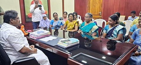 அமைச்சா் பி.ஆா்.என். திருமுருகனை சந்தித்துப் பேசிய மீனவ பெண்கள் பேரவையினா்.