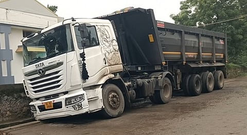 கழிவுநீா் ஓடையில் இறங்கிய
கனரக வாகனம்: ஓட்டுநருக்கு அபராதம்