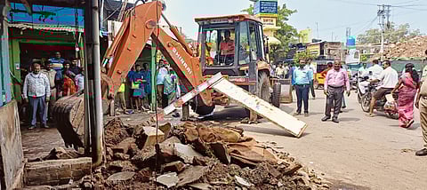 ஸ்ரீவில்லிபுத்தூா் மணிக்குண்டு அருகே ஆக்கிரமிப்புகளை புதன்கிழமை அகற்றிய நகராட்சி அதிகாரிகள்.