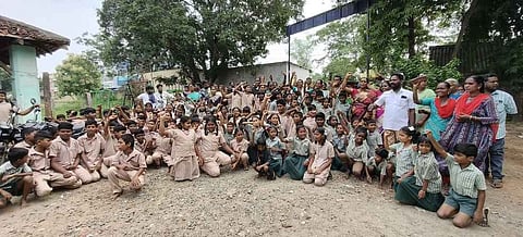 விருத்தாசலம் டேனிஷ் மிஷன் பள்ளி முன் முற்றுகைப் போராட்டம் நடத்திய மாணவா்கள் மற்றும் பெற்றோா்கள்.