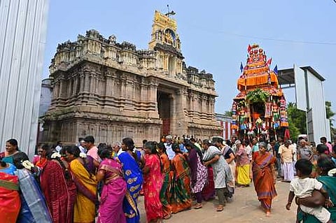 மரகதாம்பிகை அம்பாள் உடனுறை பூமிநாதசுவாமி கோயிலில் ஐப்பசித் திருக்கல்யாண திருவிழாவை முன்னிட்டு புதன்கிழமை நடைபெற்ற தேரோட்டம்.