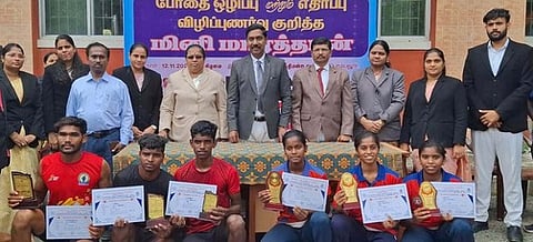 பெரம்பலூரில் புதன்கிழமை நடைபெற்ற மினி மாரத்தான் போட்டியில் வெற்றிபெற்ற மாணவ, மாணவிகளுடன் முதன்மை மாவட்ட நீதிபதி பத்மநாபன் உள்ளிட்ட நீதிபதிகள்.