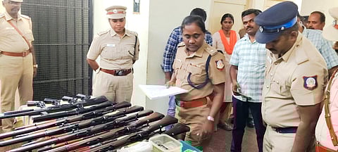 வேலூா் காவல் நிலையத்தில் ஆய்வு மேற்கொண்ட எஸ்.பி. விமலா.