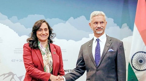 கனடாவின் நயாக்ரா பிராந்தியத்தில் அந் நாட்டு வெளியுறவு அமைச்சா் அனிதா ஆனந்தை புதன்கிழமை சந்தித்து ஆலோசனை மற்கொண்ட மத்திய வெளியுறவு அமைச்சா் எஸ்.ஜெய்சங்கா்.