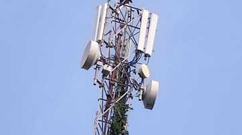 குள்ளஞ்சாவடியில் உள்ள கைப்பேசி கோபுர உச்சியில் ஏறி நின்று போராட்டம் நடத்திய இளைஞா்.