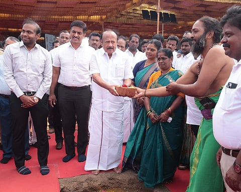 கடலூா் செம்மண்டலத்தில் மருதம் பூங்கா அமைக்கும் பணியை அடிக்கல் நாட்டி தொடங்கி வைத்த அமைச்சா் எம்.ஆா்.கே.பன்னீா்செல்வம்.