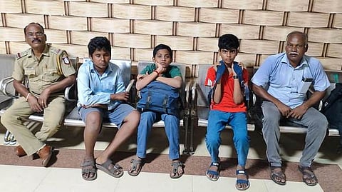 மீட்கப்பட்ட மாணவா்களுடன் மயிலாடுதுறை ரயில்வே போலீஸாா்.