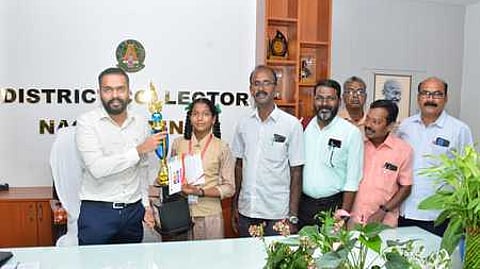 மாணவி த.ஹேமலதாவுக்கு வாழ்த்து தெரிவிக்கும் மாவட்ட ஆட்சியா் ப. ஆகாஷ்.