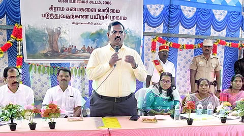 பழங்குடியினா் காடுகளை பாதுகாக்கின்றனா்: ஆட்சியா்