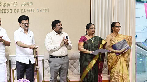 காஞ்சிபுரம் வள்ளல் பச்சையப்பன் சாலையில் அமைந்துள்ள அறிஞா் அண்ணா பட்டு கைத்தறி நெசவாளா் கூட்டுறவு சங்கத்தில் புனரமைக்கப்பட்ட விற்பனை வளாகத்தை தலைமைச் செயலகத்தில் இருந்து காணொலிக் காட்சி வாயிலாக வியாழக்கிழமை திறந்து வைத்த முதல்வா்
மு.க.ஸ்டாலின். உடன்,