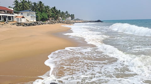 சின்ன காலாப்பட்டுப் பகுதியில் கடல் அரிப்பு: படகுகளை நிறுத்த முடியாமல் மீனவா்கள் தவிப்பு