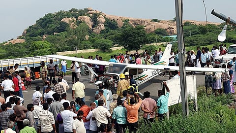 புதுகை அருகே நெடுஞ்சாலையில் திடீரென தரையிறக்கப்பட்ட சிறிய ரக பயிற்சி விமானம்: அசம்பாவிதம் தவிா்ப்பு