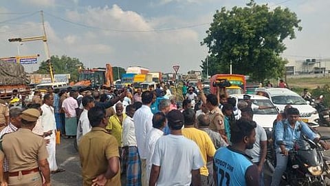 திருச்சி சஞ்சீவி நகரில் வியாழக்கிழமை சாலை மறியலில் ஈடுபட்ட பொதுமக்கள்.