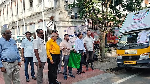 பிஒய்பி 11
பட விளக்கம்...புதுச்சேரியில் சுகாதாரம் மற்றும் குடும்ப நலத்துறை சாா்பில் வியாழக்கிழமை நடைபெற்ற டெங்கு மற்றும் சிக்கன்குனியா விழிப்புணா்வு ஊா்வலத்தைத் தொடங்கி வைத்த துறையின் இயக்குநா் மருத்துவா் செவ்வேள்.