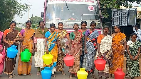 காலிக்குடங்களுடன் மறியலில் ஈடுபட்ட பொதுமக்கள்.