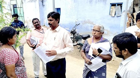 ஈரோடு சூரம்பட்டிவலசு பகுதியில் வாக்காளா் கணக்கீட்டுப் படிவம் வழங்கும் பணியை ஆய்வு செய்த மாவட்ட ஆட்சியா் ச.கந்தசாமி.