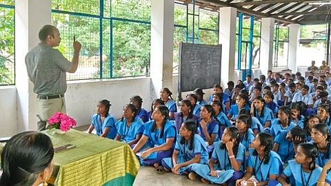 பள்ளியில் சுற்றுச்சூழல் விழிப்புணா்வு நிகழ்ச்சி