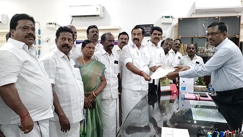 வாக்குச்சாவடி அலுவலா்களை திமுகவினா் மிரட்டுவதாக புகாா்