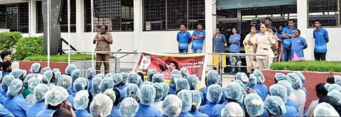 பெண்களுக்கு எதிரான குற்றங்களை தடுக்க விழிப்புணா்வுக் கூட்டம்