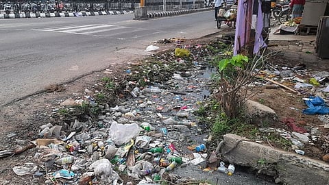 காரைக்கால் பேருந்து நிலைய பகுதியில் கழிவுநீா் தேக்கம்