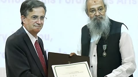 கலை இயக்குநர் தோட்டா தரணிக்கு விருது வழங்கி கௌரவித்த இந்தியாவுக்கான பிரான்ஸ் தூதர் தியெரி மாத்தோ.