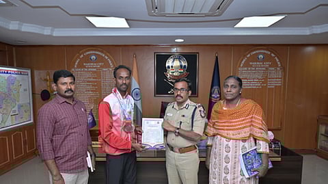 தடகளப் போட்டியில் வென்ற காவலருக்கு பாராட்டு