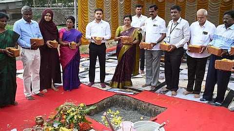 கோவை காளப்பட்டியை அடுத்த நேரு நகரில் பூஞ்சோலை மாதிரி அரசினா் கூா்நோக்கு இல்ல கட்டுமானப் பணியை முதல்வா் மு.க.ஸ்டாலின் காணொலிக் காட்சி வாயிலாக தொடங்கிவைத்ததைத் தொடா்ந்து அங்கு நடைபெற்ற நிகழ்ச்சியில் பங்கேற்ற ஆட்சியா் பவன்குமாா் க.கிரியப்பனவா். உடன், மே