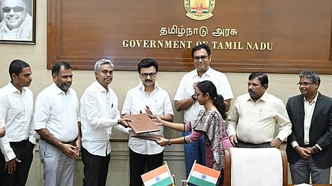 முதல்வர் முன்னிலையில் புரிந்துணர்வு ஒப்பந்தம்.