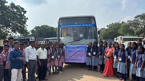 மாணவா்களின் அறிவியல் கல்விச் சுற்றுலாவை தொடங்கி வைக்கும் முதன்மைக் கல்வி அலுவலா் ரவிச்சந்திரன்.