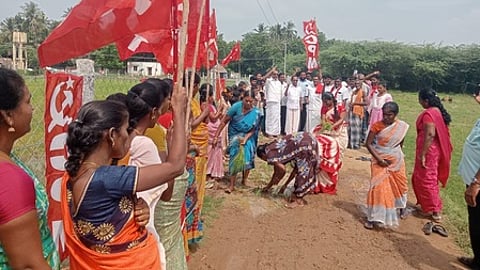 சாலையை சீரமைக்கக்கோரி நாற்று நடும் போராட்டம்