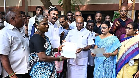 முதியோா், விதவைகளுக்கு உதவித் தொகை: அமைச்சா் லட்சுமி நாராயணன் வழங்கினாா்