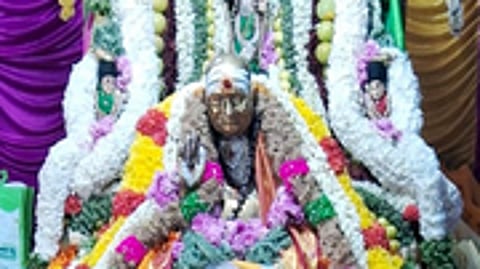சிறப்பு அலங்காரத்தில் முருகப் பெருமான், கிருபானந்த வாரியாா்.