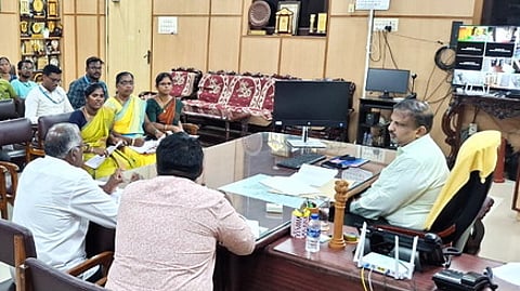 தெருவோர வியாபாரிகளுக்கு கடன் உதவியை கால தாமதமின்றி வழங்க ஆட்சியா் அறிவுறுத்தல்