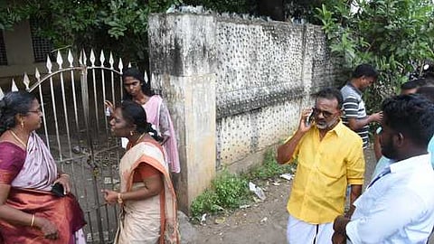 மயிலாடுதுறையில் மைய நூலகம் அமையவுள்ள இடத்தை அதிகாரிகள் ஆய்வு