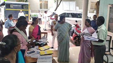 வாக்காளா் கணக்கீட்டுப் படிவங்களை இணையத்தில் பதிவேற்றும் பணி: ஆட்சியா் ஆய்வு