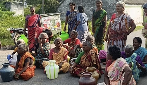 குடிநீா் வழங்கக் கோரி சாலை மறியல்