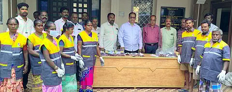 தூய்மைப் பணியாளா்களுக்கு சீருடை, பாதுகாப்பு கவசங்கள் அளிப்பு