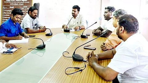 ஆய்வுக் கூட்டத்தில் பேசிய மாவட்ட சுற்றுலா அலுவலா் அரவிந்த்குமாா்.