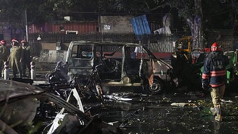 கார் வெடிப்பு சம்பவத்தில் தீக்கிரையான வாகனங்கள்